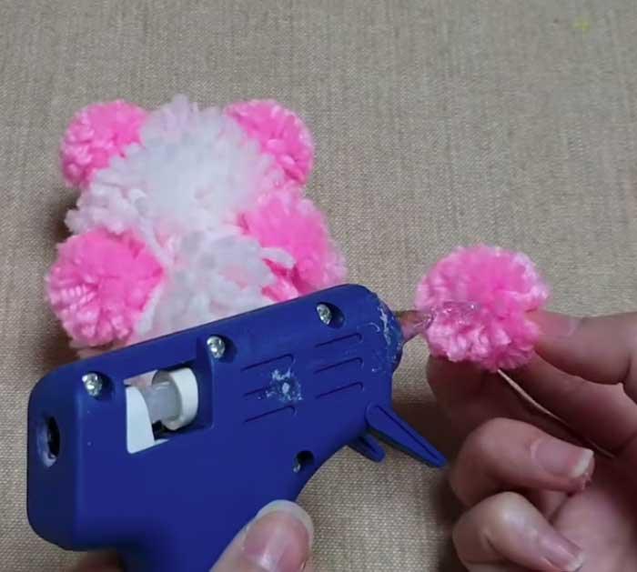 Glue Pieces Of Yarn Bear Together - Easy Yarn Craft