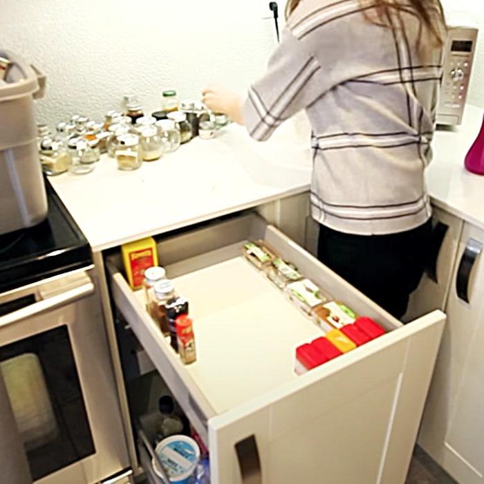 How To Organize Kitchen Cabinet - Easy Way To Organize Kitchen Cabinets - Kitchen Organizing Hacks