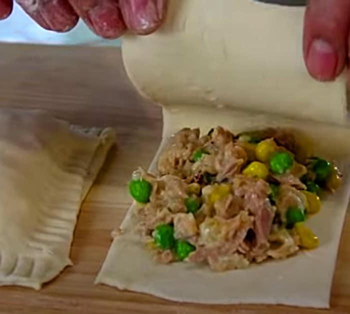 Puff pastry turnovers with tuna