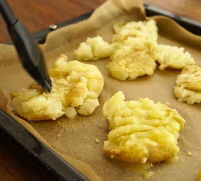 How to Make Crispy Garlic Smashed Potatoes
