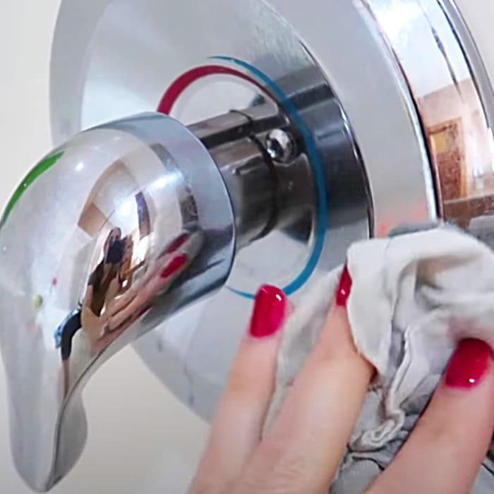 Bathroom Cleaning Hacks - Natural Household Cleaners - DIY Cleaning Solution