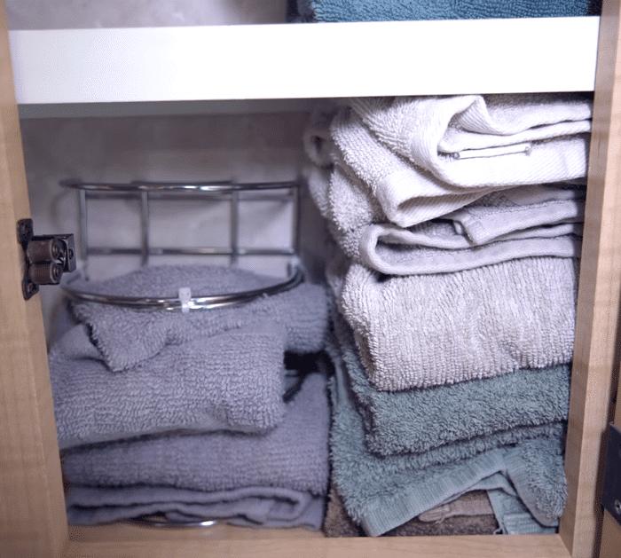 Easy DIY Dollar Tree Small Space Organizing Hacks Towel holder