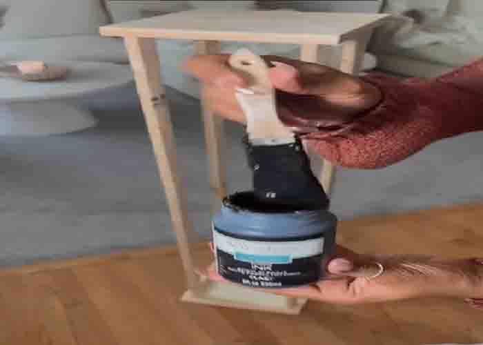 Painting the DIY ivy lamp