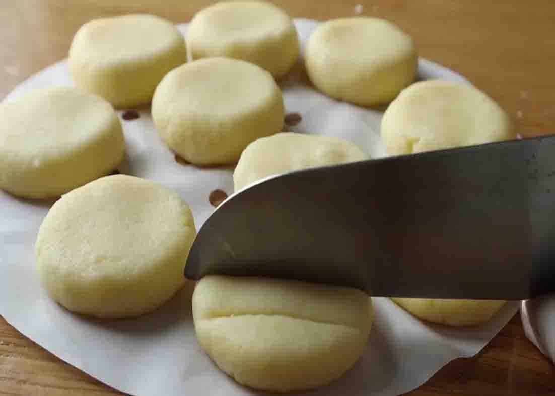 Making a crisscross on top of the mashed potato cakes
