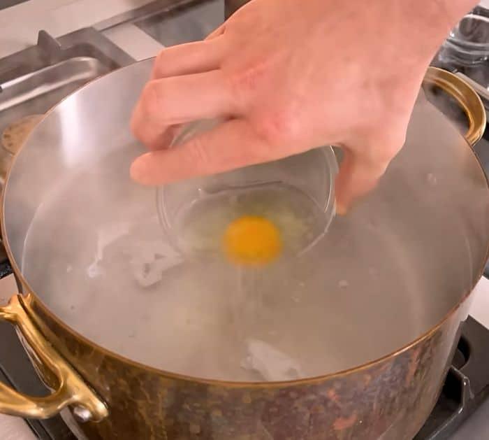 How to Make Eggs Benedict