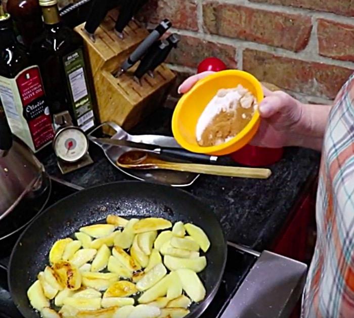 Learn to make a cheap easy quick dessert of Copycat Cracker Barrel Fried Apples for dinner tonight