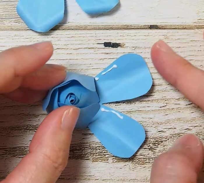 How to Make Pretty Paper Roses from Note Pad Tutorial (1)