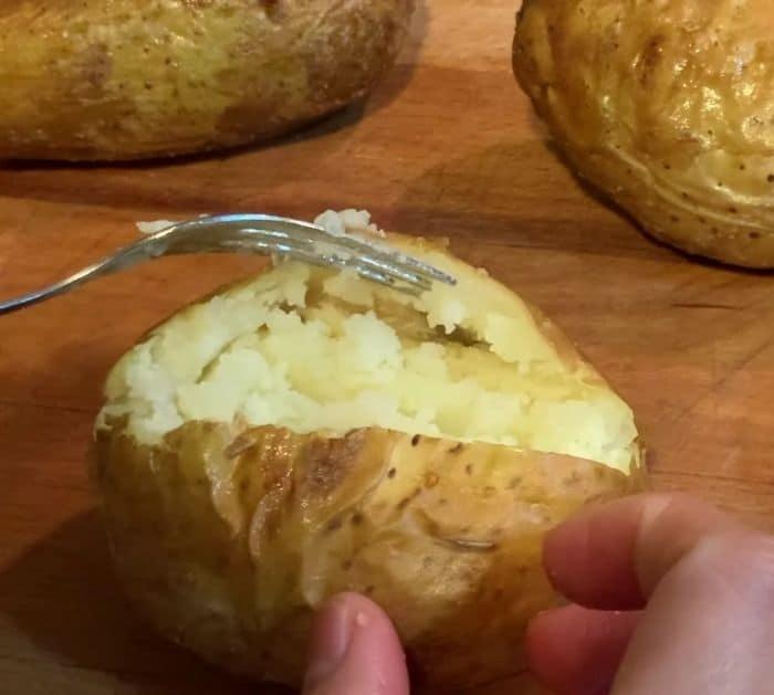 How to Cook Potatoes Stuffed with Cheese