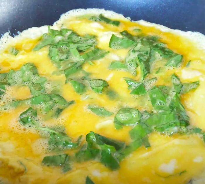 How To Make a spinach and cheese omelette breakfast wrap - Breakfast Wrap Recipes- Egg Recipes