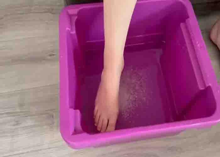Soaking your feet to the homemade foot spa solution