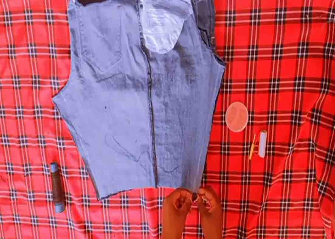Sewing the denim skirt manually