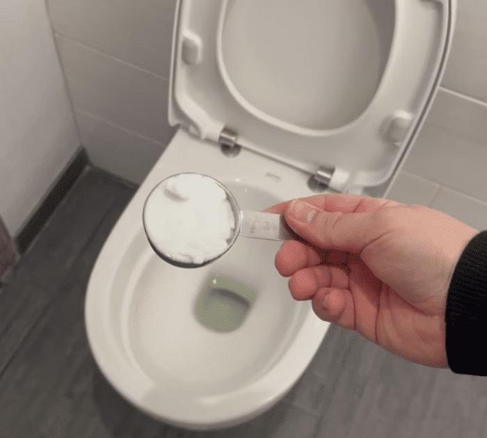 How to Clean Your Toilet with a DIY Bath Bomb
