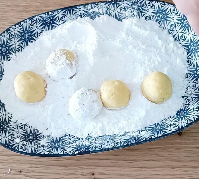 Famous Melt-In-Your-Mouth Cookies Dessert