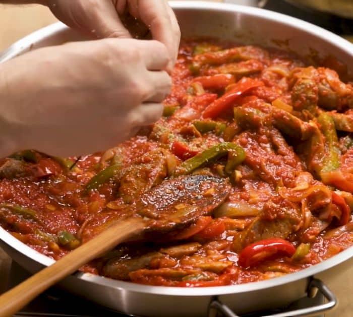 How to Make Pasta With Sausage and Peppers