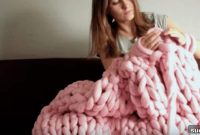 Arm Knit an Oversized Blanket Without Needles