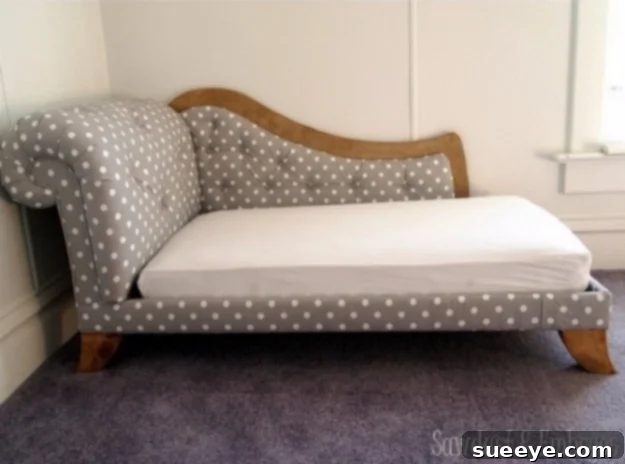 DIY Fainting Couch: Build a Luxurious Vintage-Style Daybed Elegant DIY fainting couch for a touch of vintage luxury in your home