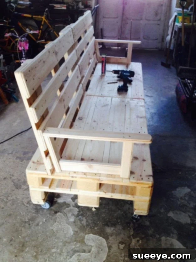 Pallet Sofa on Wheels: Flexible and Movable DIY Furniture Mobile DIY pallet wooden sofa on wheels for flexible living spaces