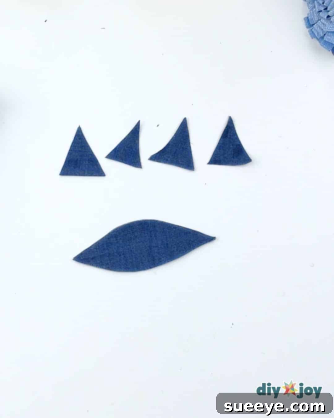 Upcycled denim crafts DIY: preparing triangular and leaf shapes
