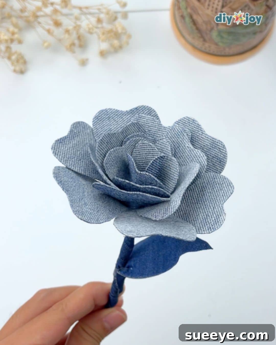 Things to make from old jeans: final touches on the denim rose