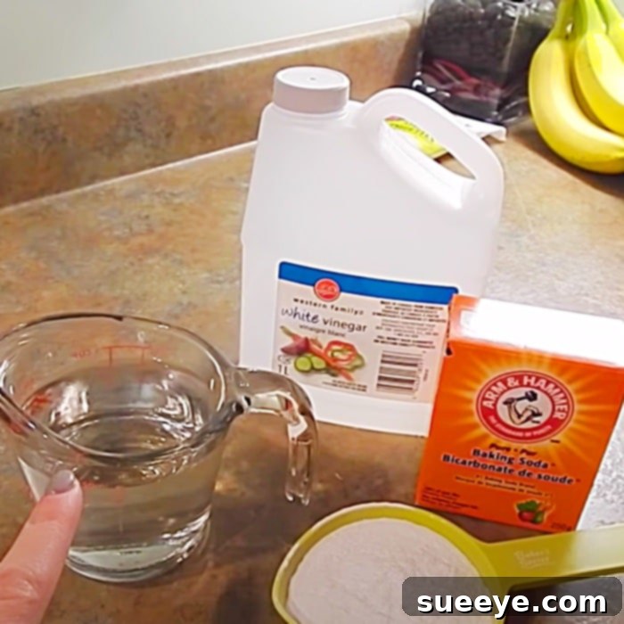 Banish Musty Towel Stink 2 Vinegar And Baking Soda Hacks - Easy Cleaning Hacks - How To Clean Mold