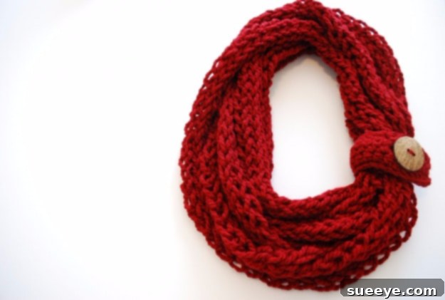 Quick Finger Knit Infinity Scarf - Easy DIY Fashion Trendy Finger Knit Infinity Scarf for All Ages