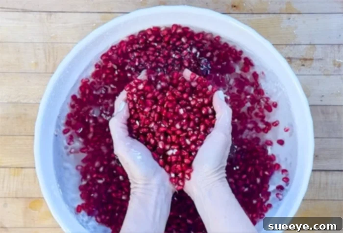 Pomegranate Peeling: The 60-Second Method 10 Pomegranate seeds in a bowl
