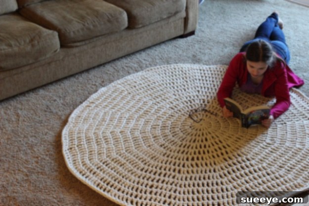 Crochet a comfy thick and quick area rug for a warm, handmade home gift. Cozy Thick and Quick Crochet Area Rug