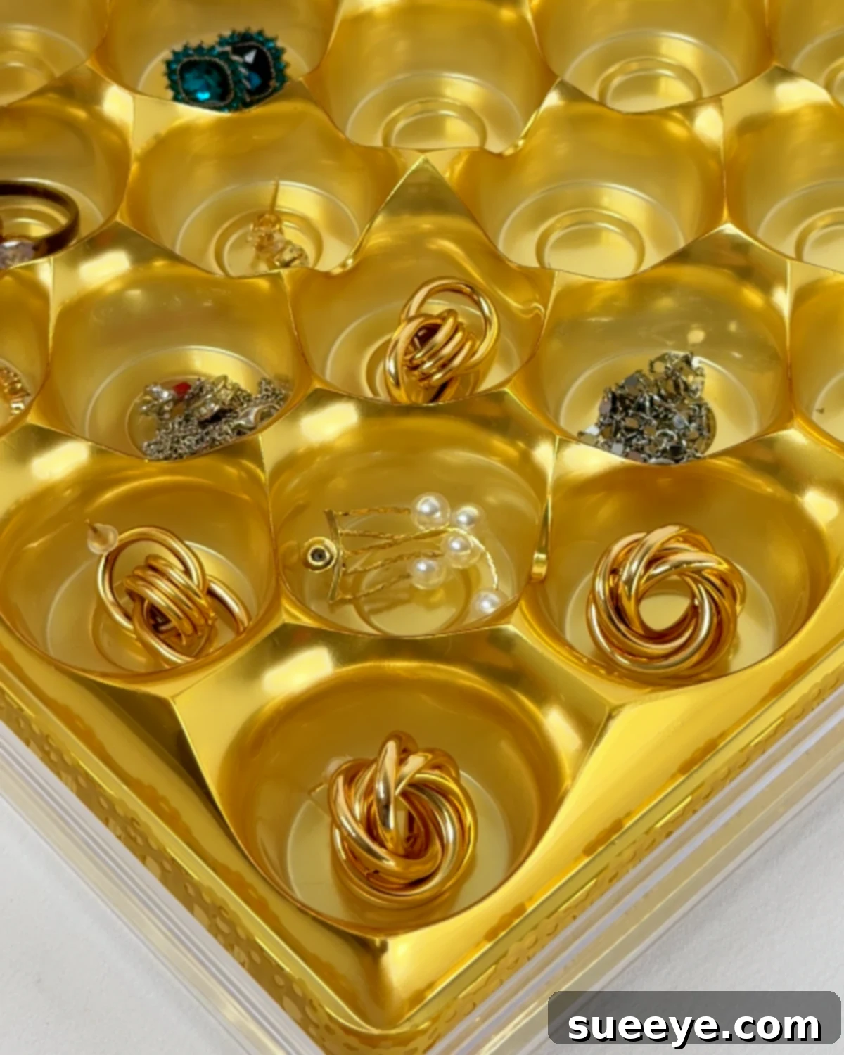 Easy Upcycled Jewelry Box: Arranging your accessories