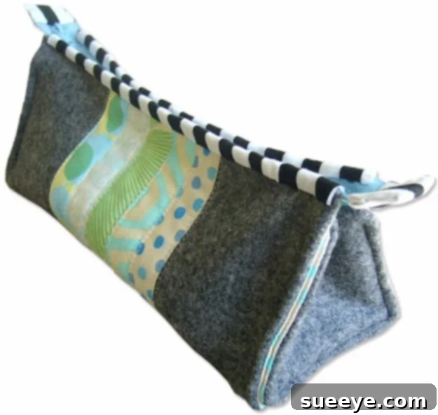 Quilted Stylish Pen Case - Neat DIY Accessory Elegant Quilted Stylish Pen Case - Organized Stationery Gift Idea