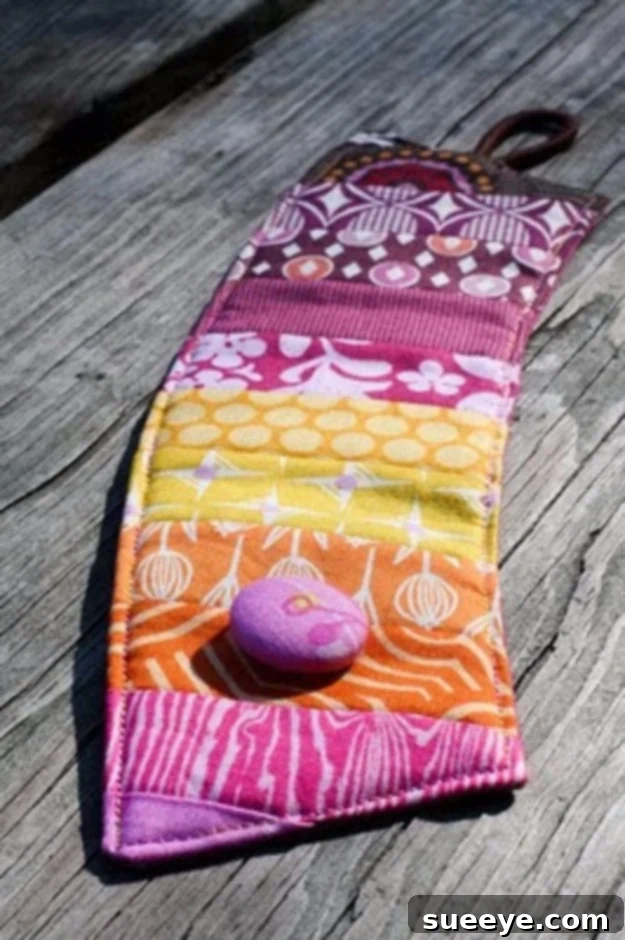 Quilted Coffee Sleeve - Practical DIY Accessory Reusable Quilted Coffee Sleeve - Eco-Friendly and Stylish Gift for Coffee Lovers