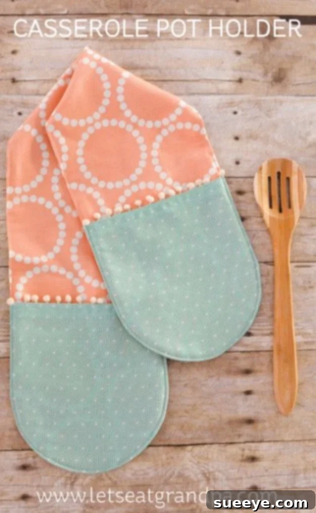 Two Hand Casserole Pot Holder - Practical Sewing Project Convenient two-hand casserole pot holder for safe serving