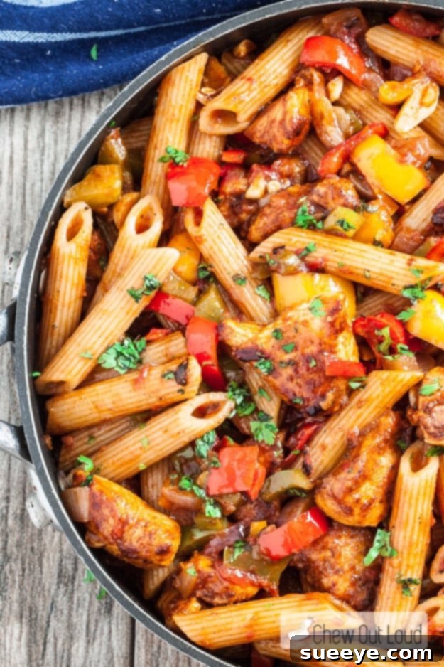 One Pan Chicken Fajita Pasta - Tex-Mex Twist 20 Minute One Pan Chicken Fajita Pasta - easy and flavorful weeknight dinner