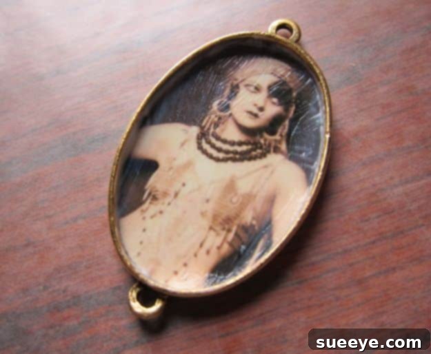 Seal Images In Resin Personalized images sealed in clear resin, creating custom pendants, keychains, or decorative tiles that preserve memories.