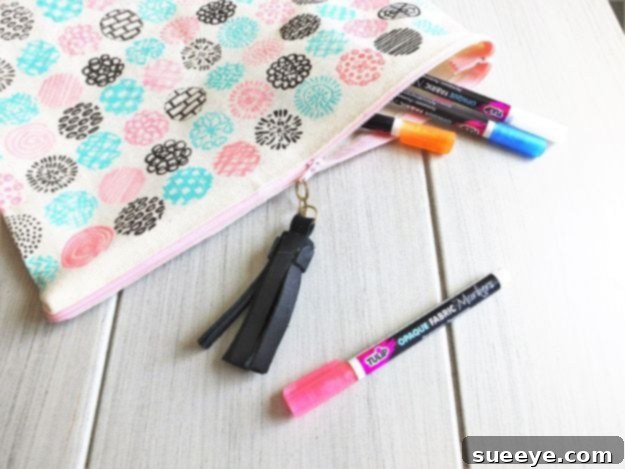 No-Sew Canvas Zipper Pouch with Tassel No Sew Gifts to Make - Easy DIY Christmas Presents -DIY No-Sew Canvas Zipper Pouch with Tassel