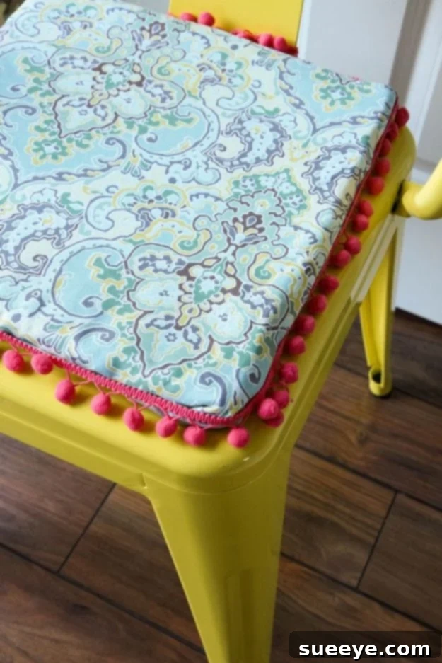 No-Sew Reversible Chair Cushions No Sew Gifts to Make - Easy DIY Christmas Presents -DIY No-Sew Reversible Chair Cushions