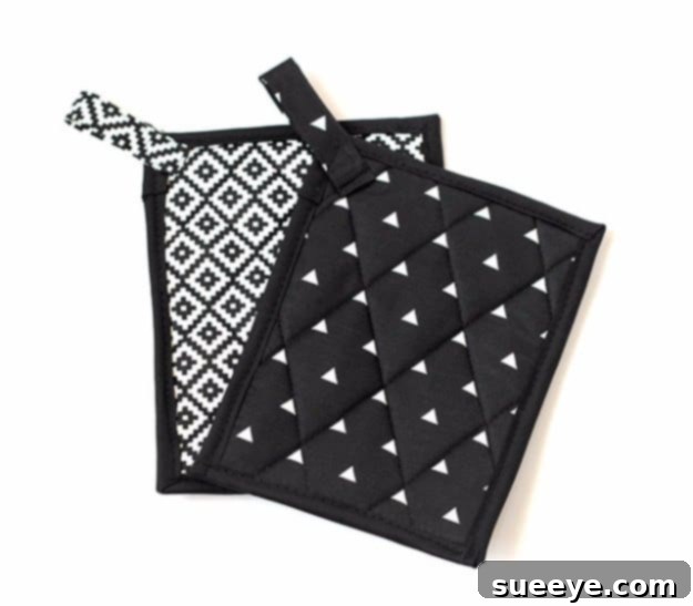 Sewing Projects for The Home - Black and White Pot Holders - Free DIY Sewing Patterns, Easy Ideas and Tutorials for Curtains, Upholstery, Napkins, Pillows and Decor #homedecor #diy #sewing DIY Black and White Pot Holders for Kitchen Decor