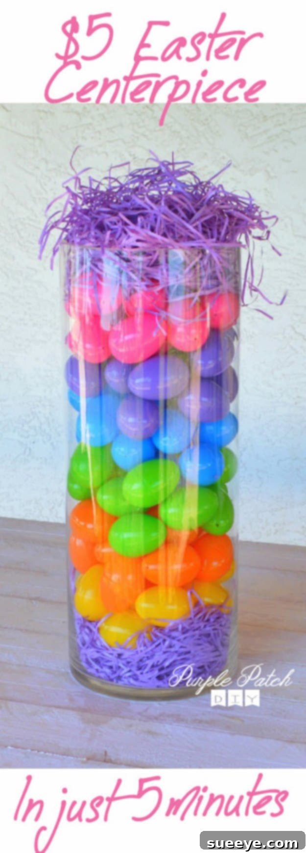 48 Creative DIY Easter Decor Projects 27 A charming and inexpensive Easter centerpiece featuring fresh flowers and decorative eggs.