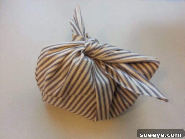 Easy Sewing Projects to Sell - DIY Bento Tote - DIY Sewing Ideas for Your Craft Business. Make Money with these Simple Gift Ideas, Free Patterns #sewing #crafts Easy Sewing Projects to Sell - DIY Bento Tote - DIY Sewing Ideas for Your Craft Business. Make Money with these Simple Gift Ideas, Free Patterns #sewing #crafts