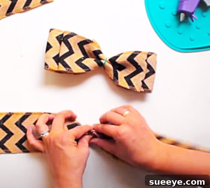 Fast Burlap Bow DIY 2 Burlap Bow Making - Gift Wrap Designs - Home Decor Ideas