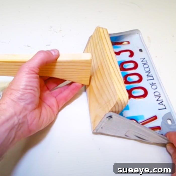 Repurpose a License Plate into a Handy Dustpan 3 DIY Home Decor - Vintage DIY Decor - Kitchen Makeover Ideas